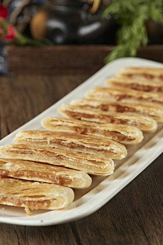 白色瓷盘装美味糖酥饼