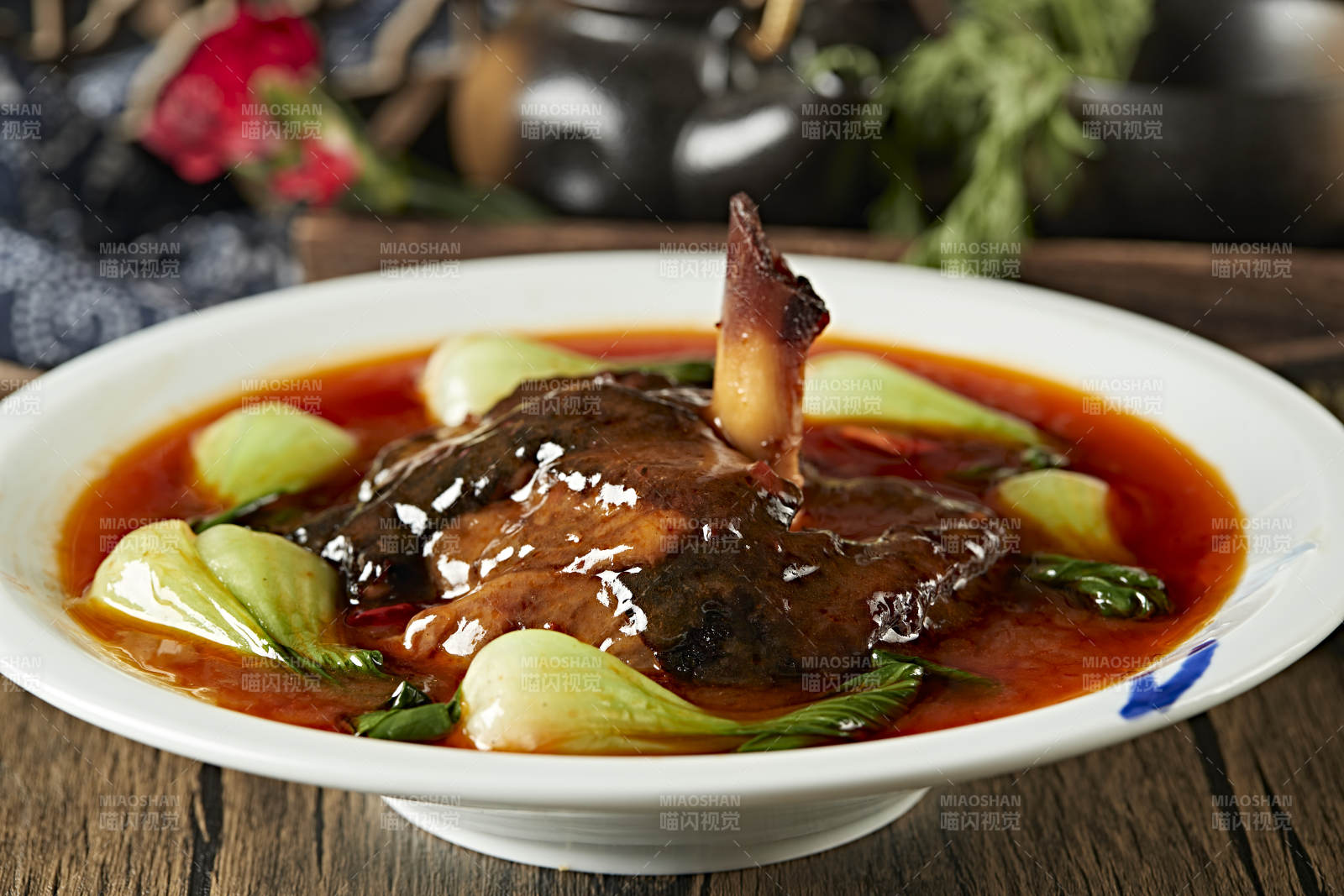 浇汁红烧大肘子