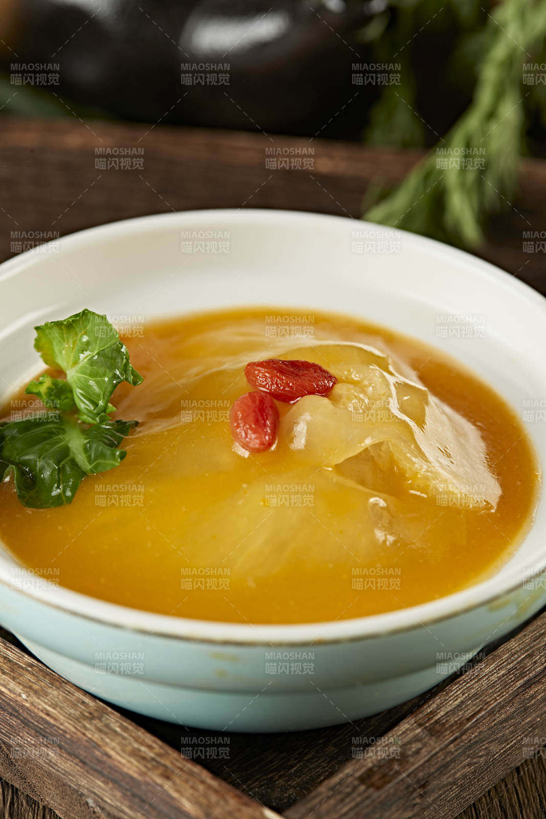 鲍鱼汁炖鱼翅图片