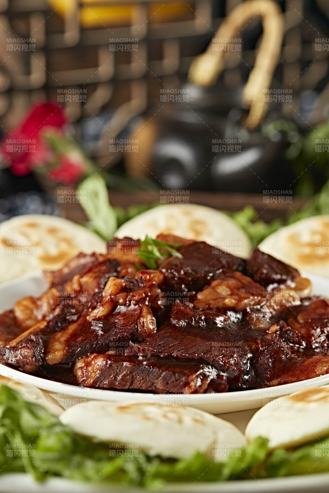 红焖牛胸口配白吉馍