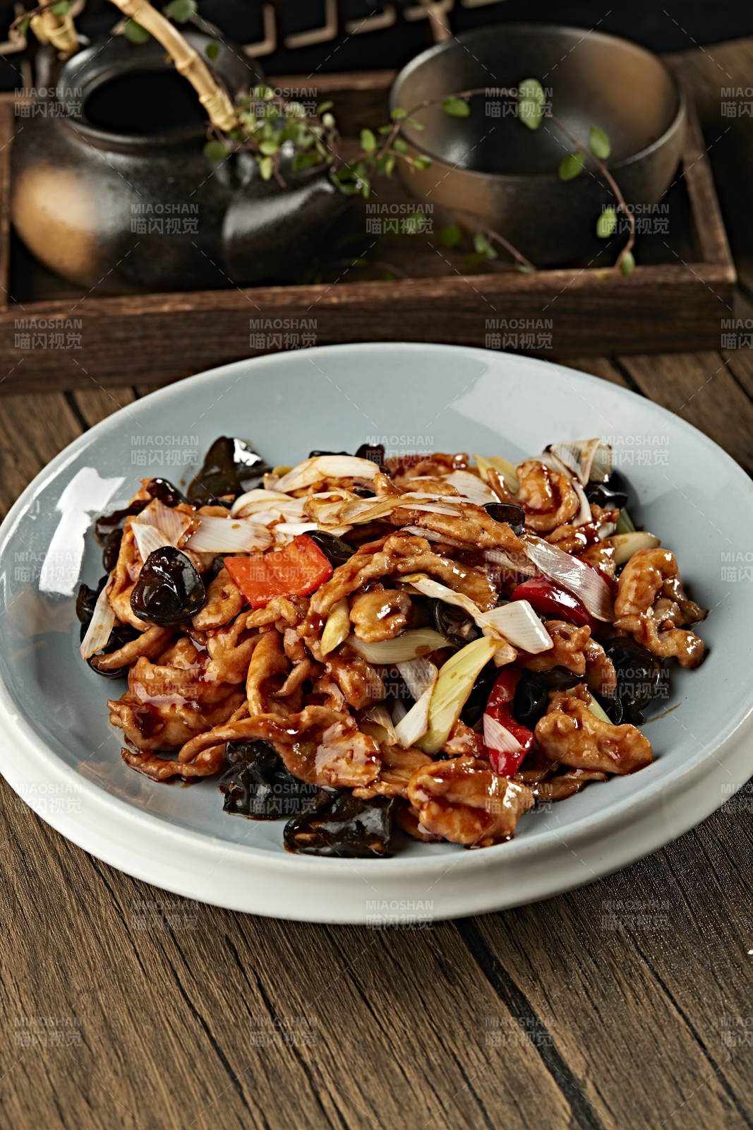 酸辣彩椒木耳香葱过油回锅肉