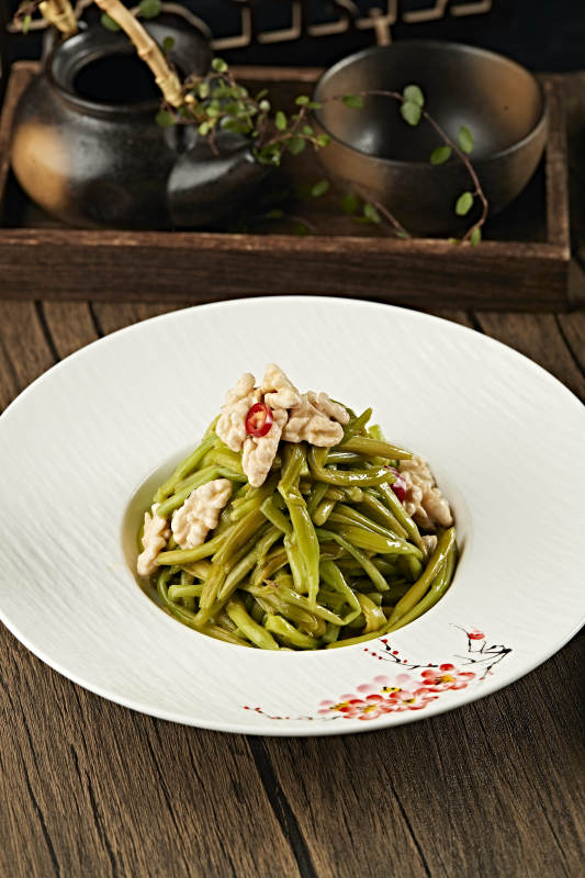 浇汁桃仁鲜黄花菜