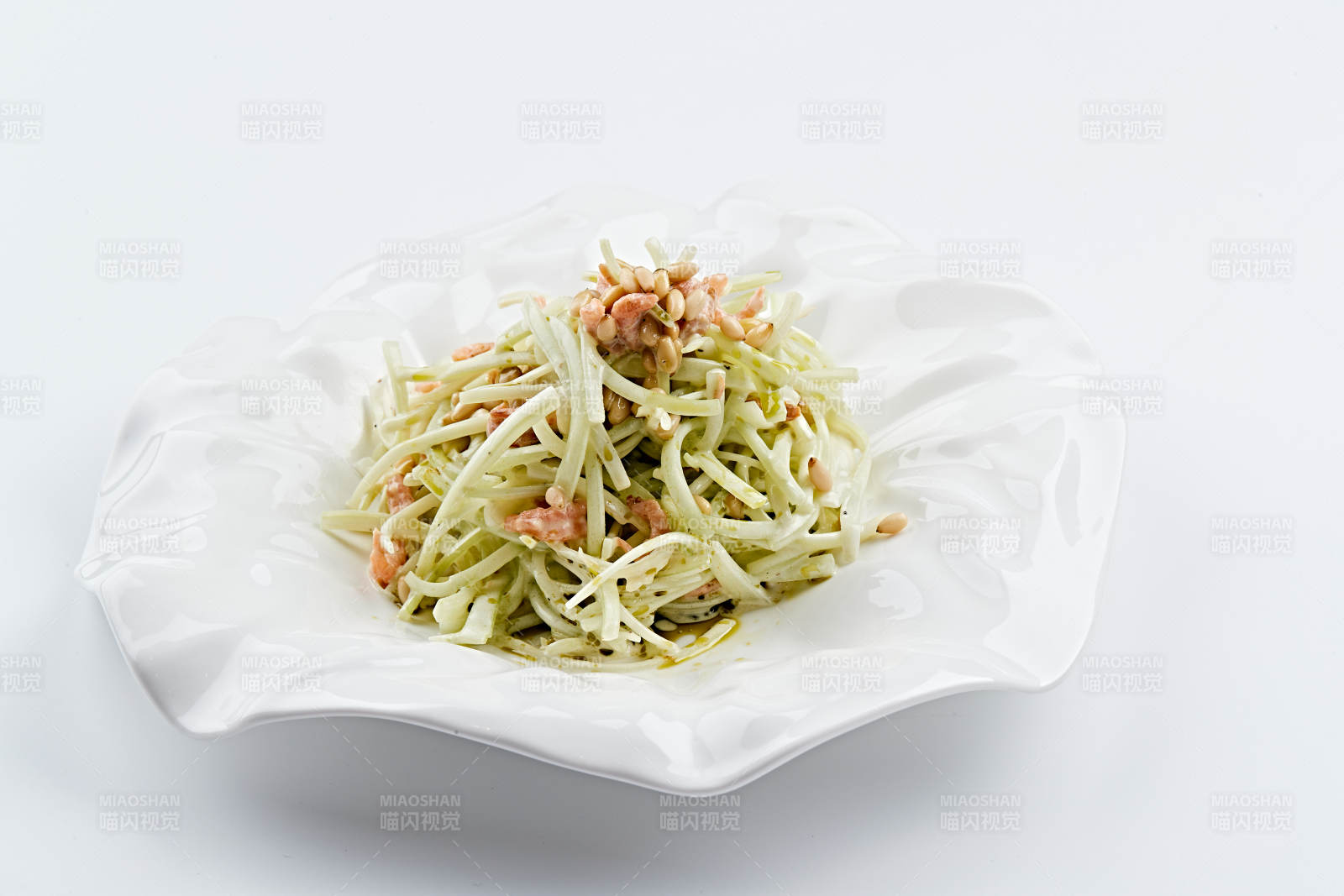 白色瓷盤裝的海米銀芽