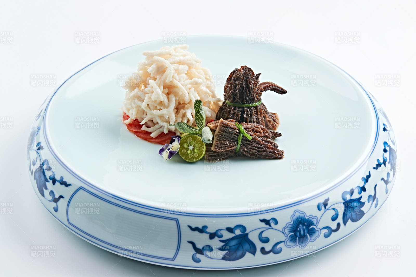 青花瓷盤裝的清煮雞絲配羊肚菌