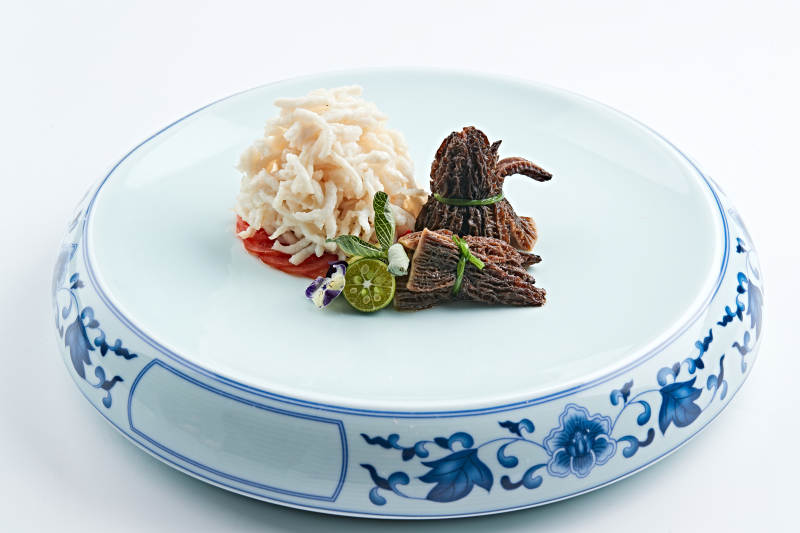 青花瓷盤裝的清煮雞絲配羊肚菌