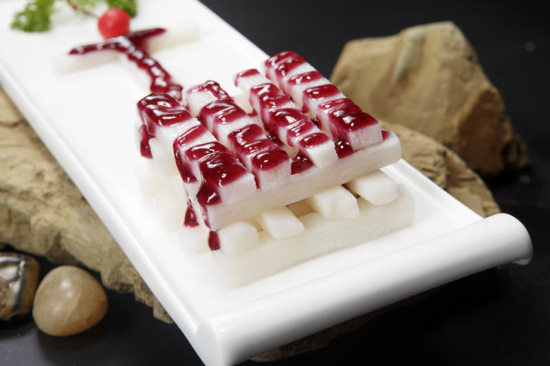 白色瓷盘装的蓝莓山药