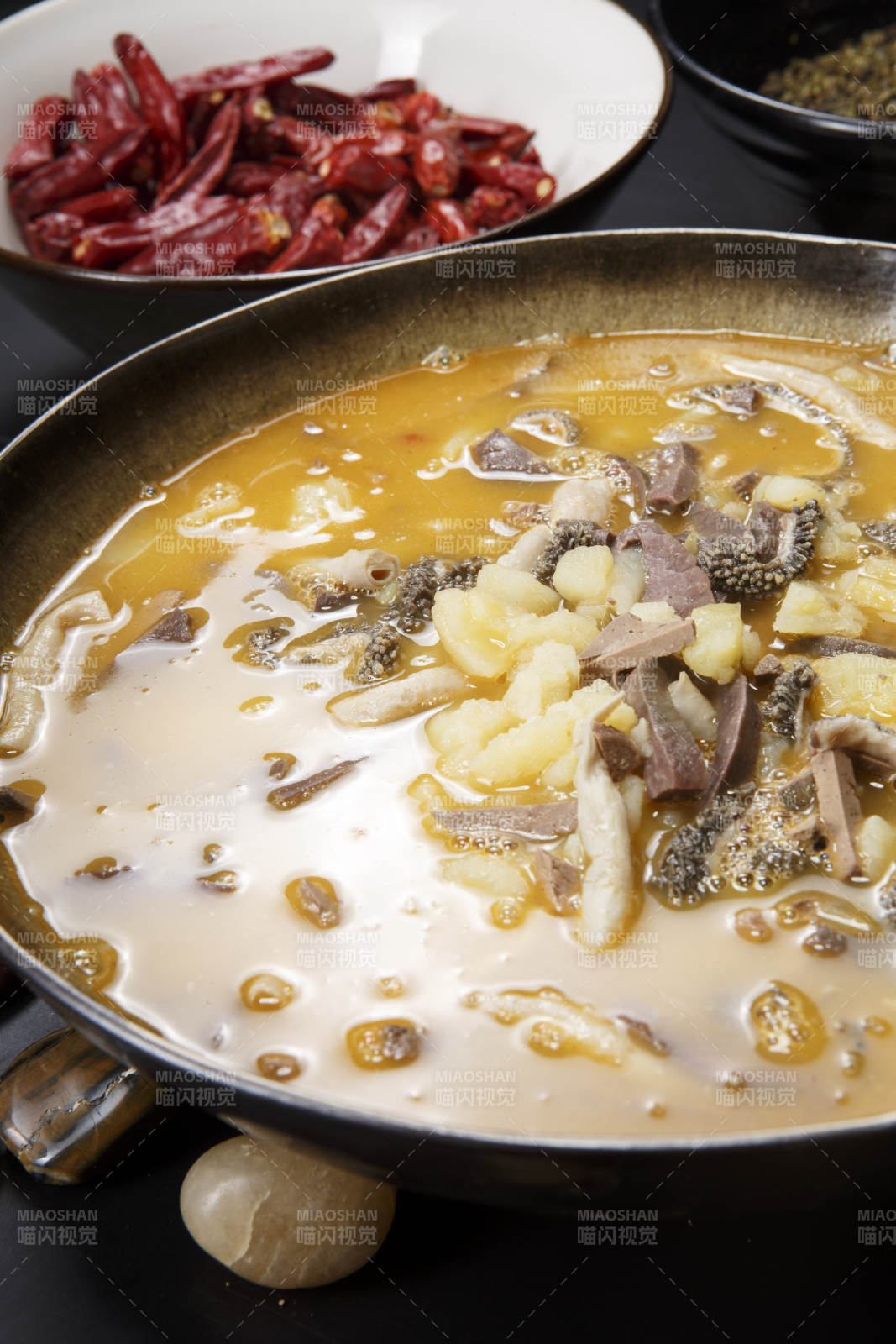 花瓷碗装的土豆烩羊杂