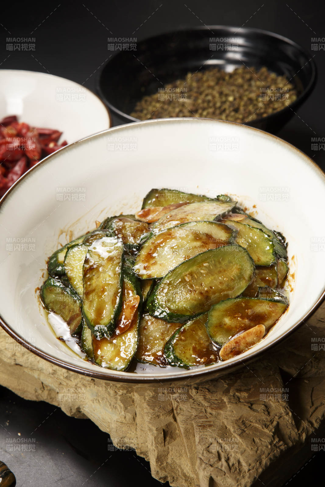 白色瓷碗裝的XO醬爆瓜片黃瓜