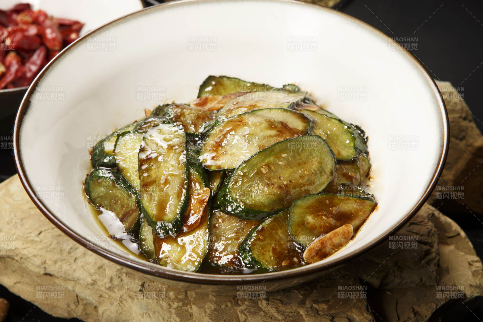 白色瓷碗裝的XO醬爆瓜片黃瓜