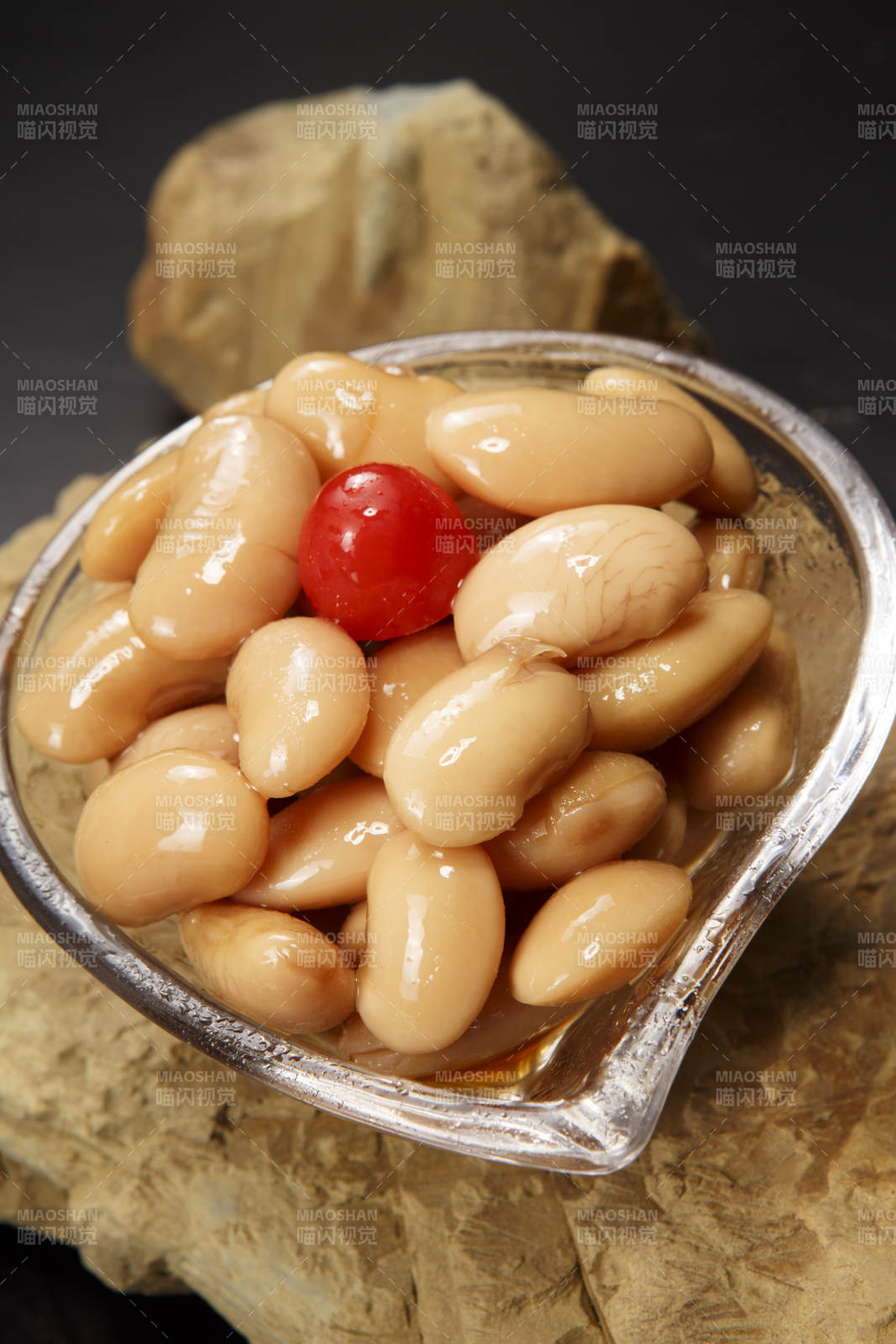 透明玻璃碗裝的蜜醸蕓豆