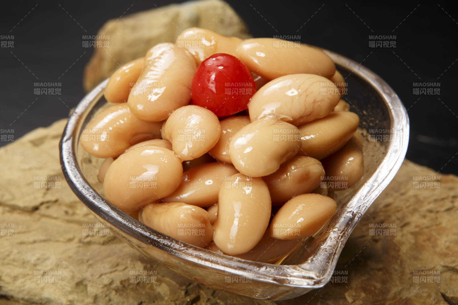 透明玻璃碗裝的蜜醸蕓豆