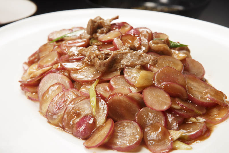 白色瓷盤裝的五花肉炒水蘿卜