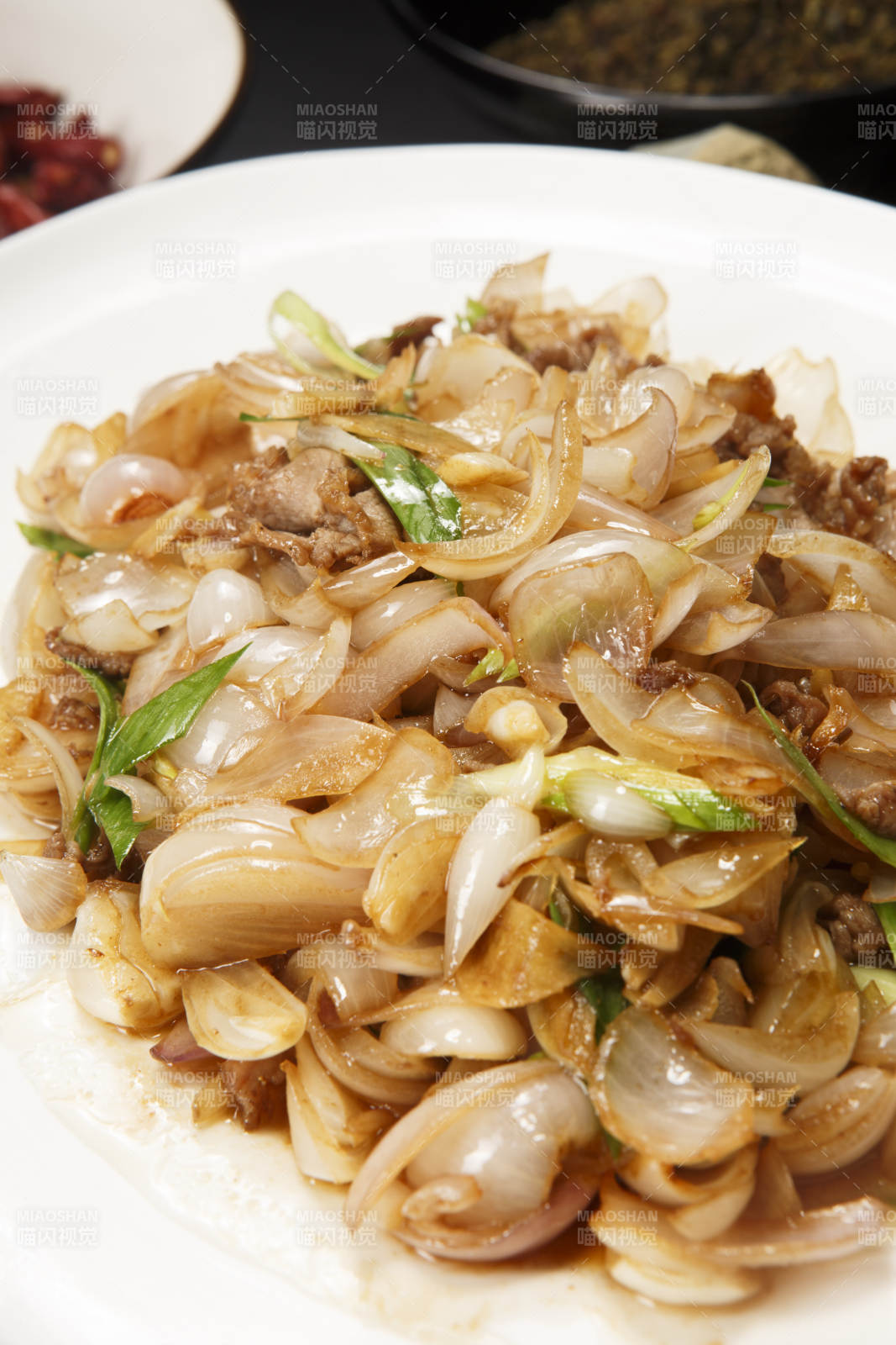 白色圆盘装的肉炒百合