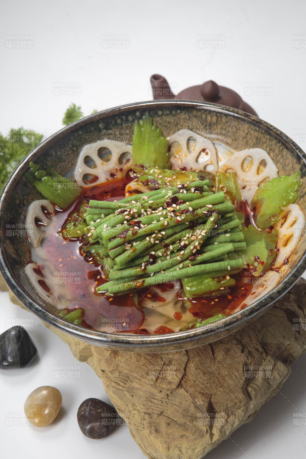 花瓷碗装的红油莲藕拌豇豆