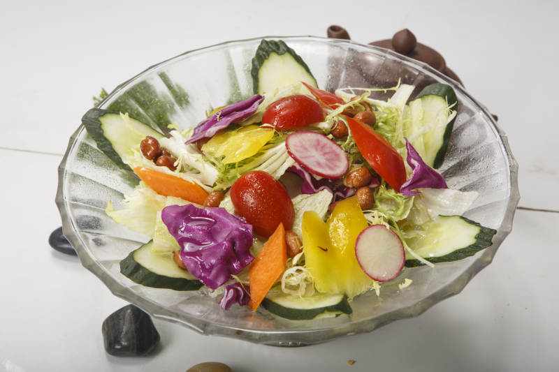 透明玻璃碗装的时蔬大拌菜