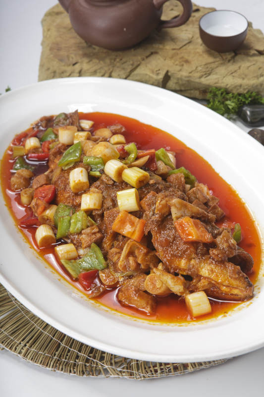 白色瓷盘装的家常干烧鱼