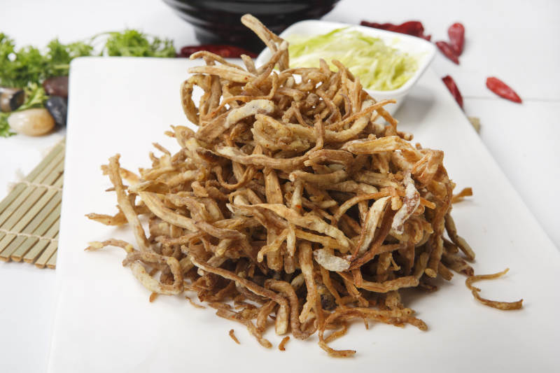 白色瓷盘装的香酥茶树菇