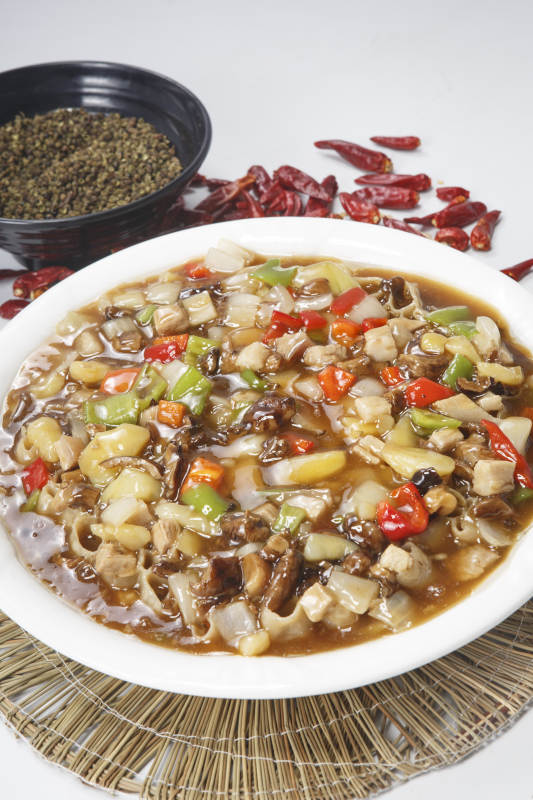 白色圓瓷盤裝的一品莜面