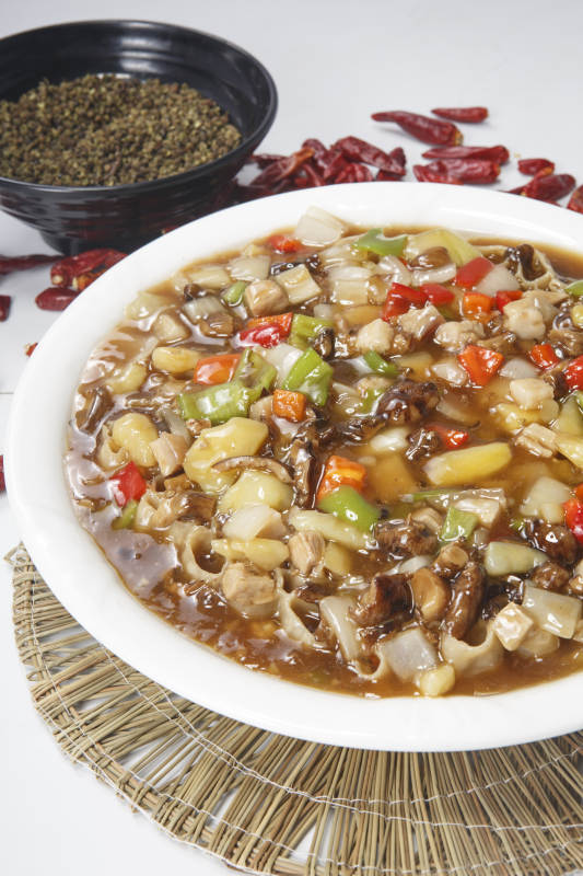 白色圓瓷盤裝的一品莜面