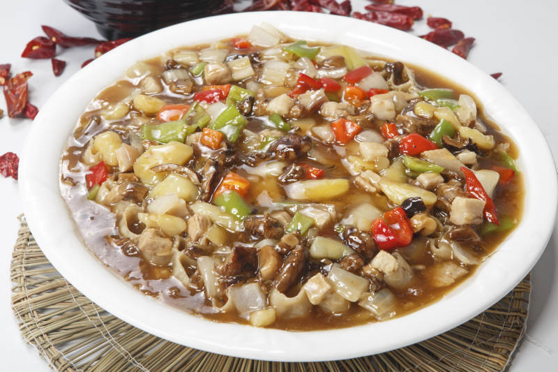 白色圓瓷盤裝的一品莜面