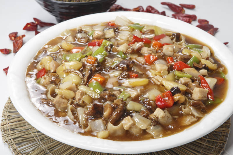 白色圓瓷盤裝的一品莜面