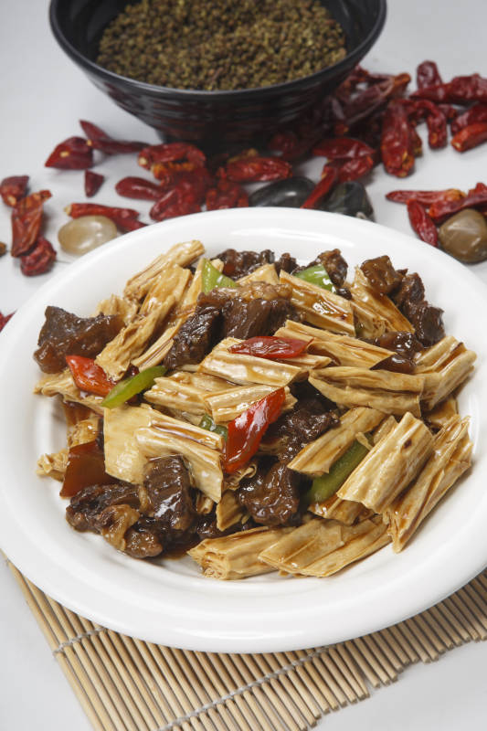 白色圆瓷盘装的牛腩烧腐竹