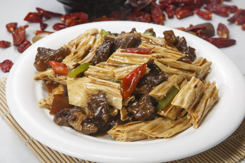 白色圆瓷盘装的牛腩烧腐竹