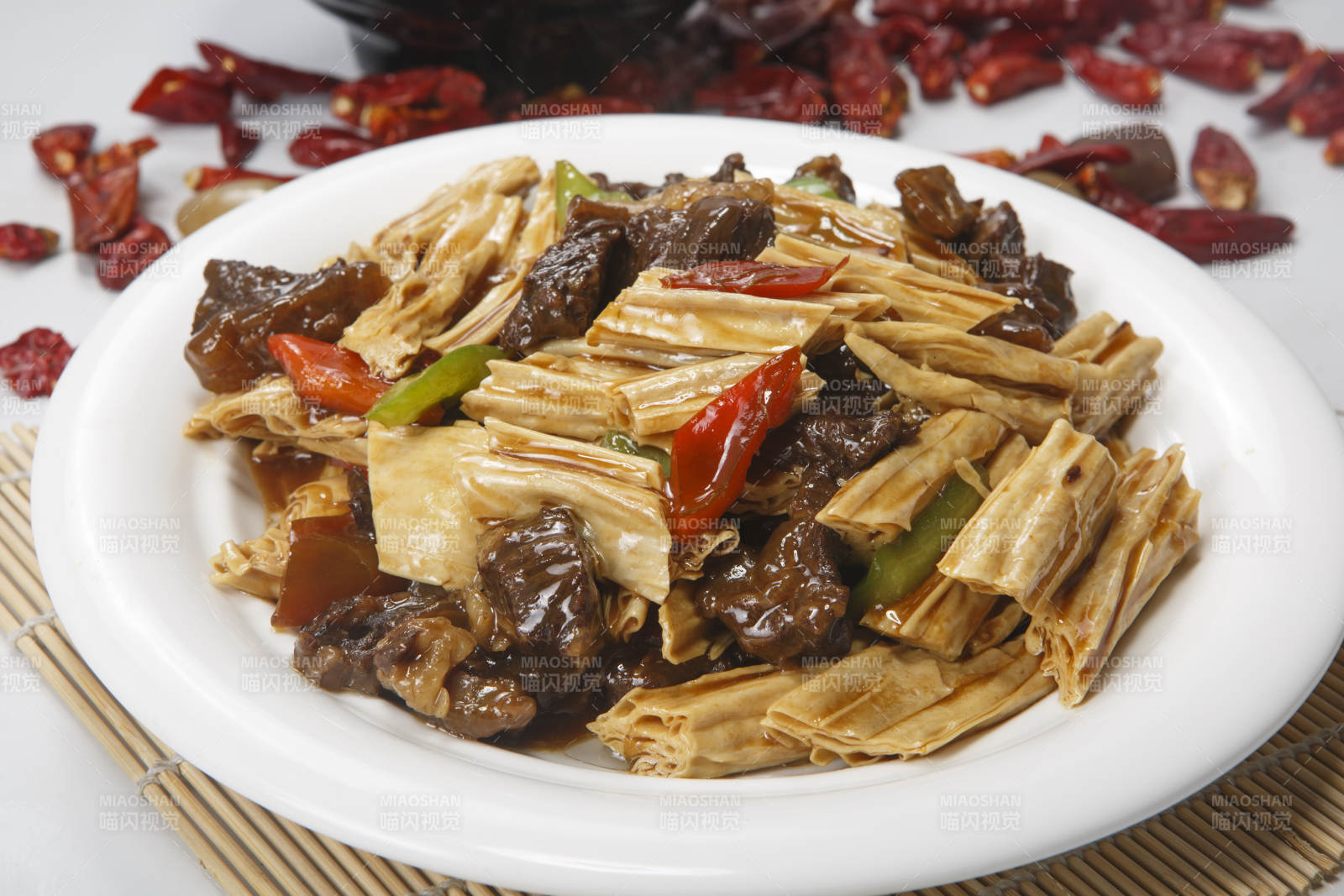 白色圓瓷盤裝的牛腩燒腐竹