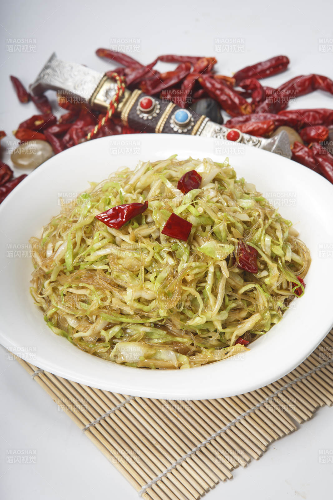 白瓷盘装的粉丝炒包菜