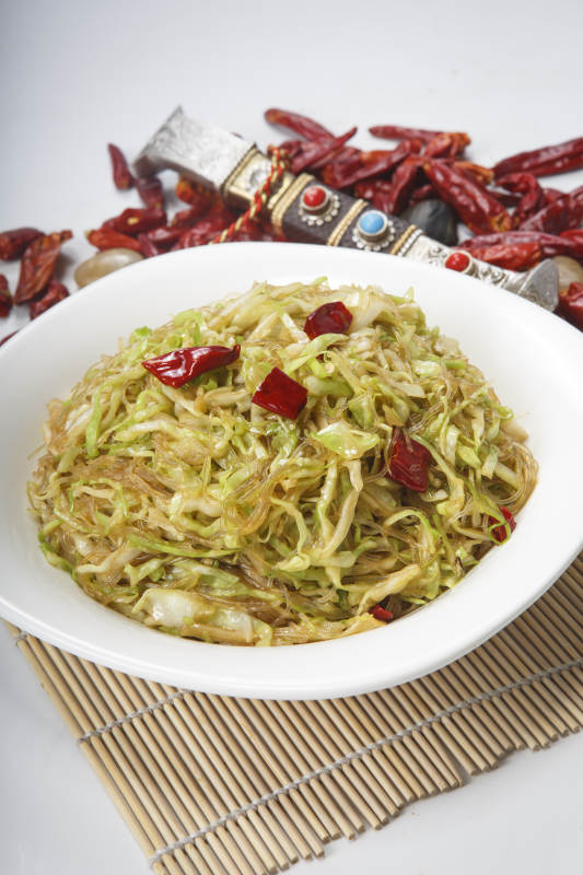 白瓷盘装的粉丝炒包菜