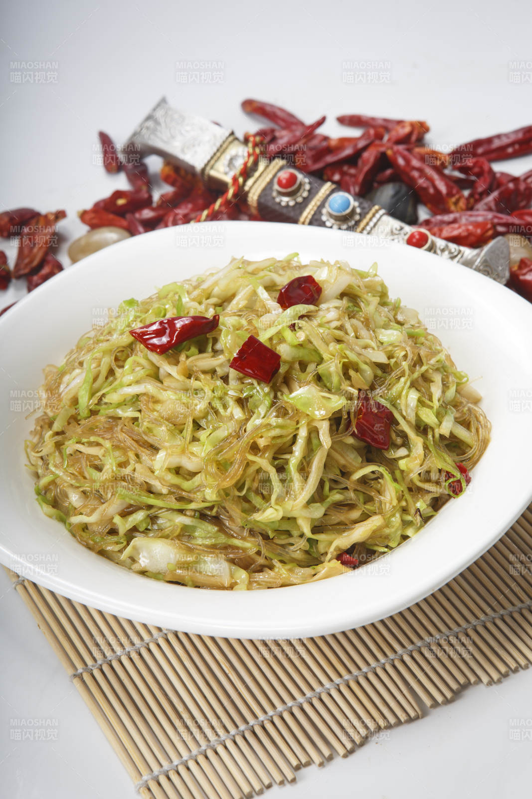 白瓷盘装的粉丝炒包菜