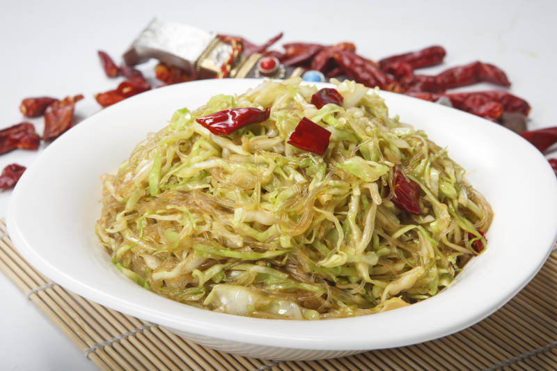 白瓷盘装的粉丝炒包菜