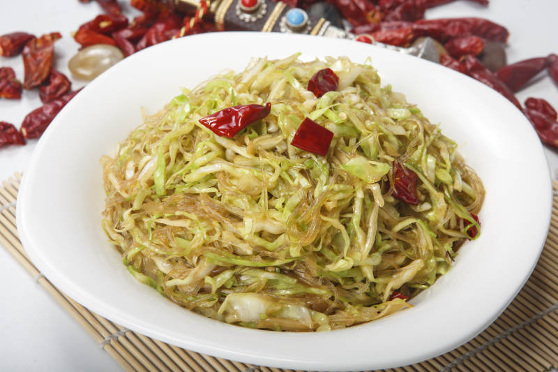 白瓷盘装的粉丝炒包菜