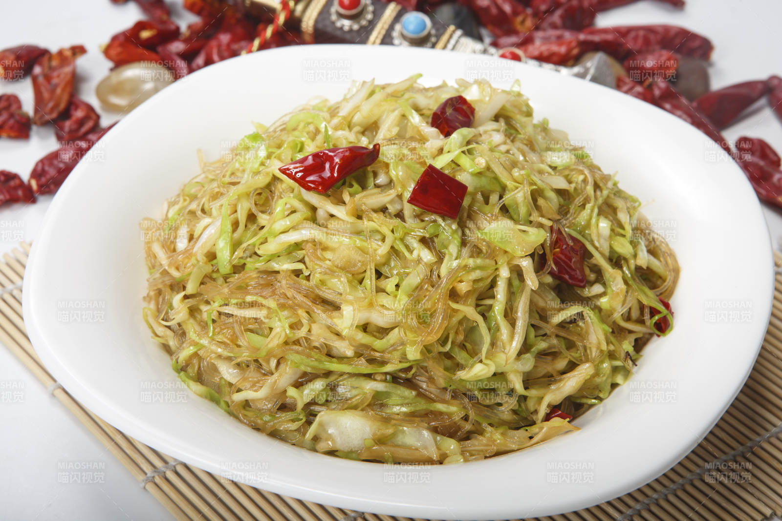 白瓷盘装的粉丝炒包菜