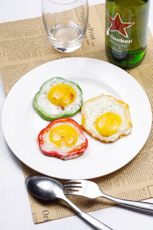 白色瓷盤裝的彩椒香煎太陽蛋