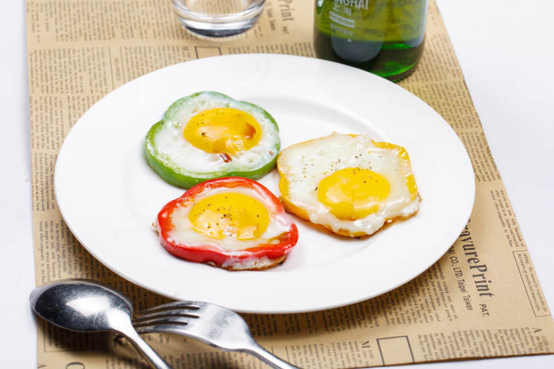 白色瓷盤裝的彩椒香煎太陽蛋