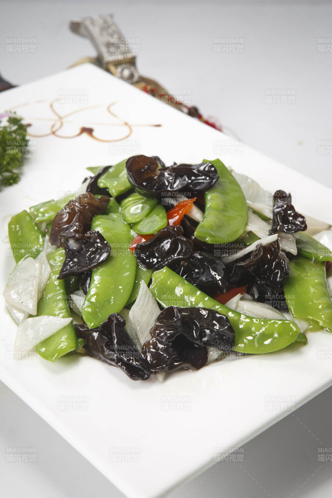 白瓷盘装的荷塘月色木耳荷兰豆山药