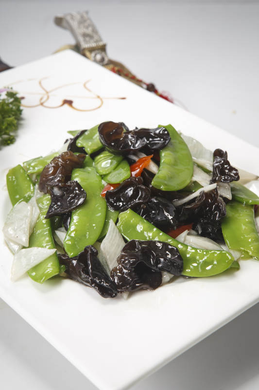 白瓷盘装的荷塘月色木耳荷兰豆山药