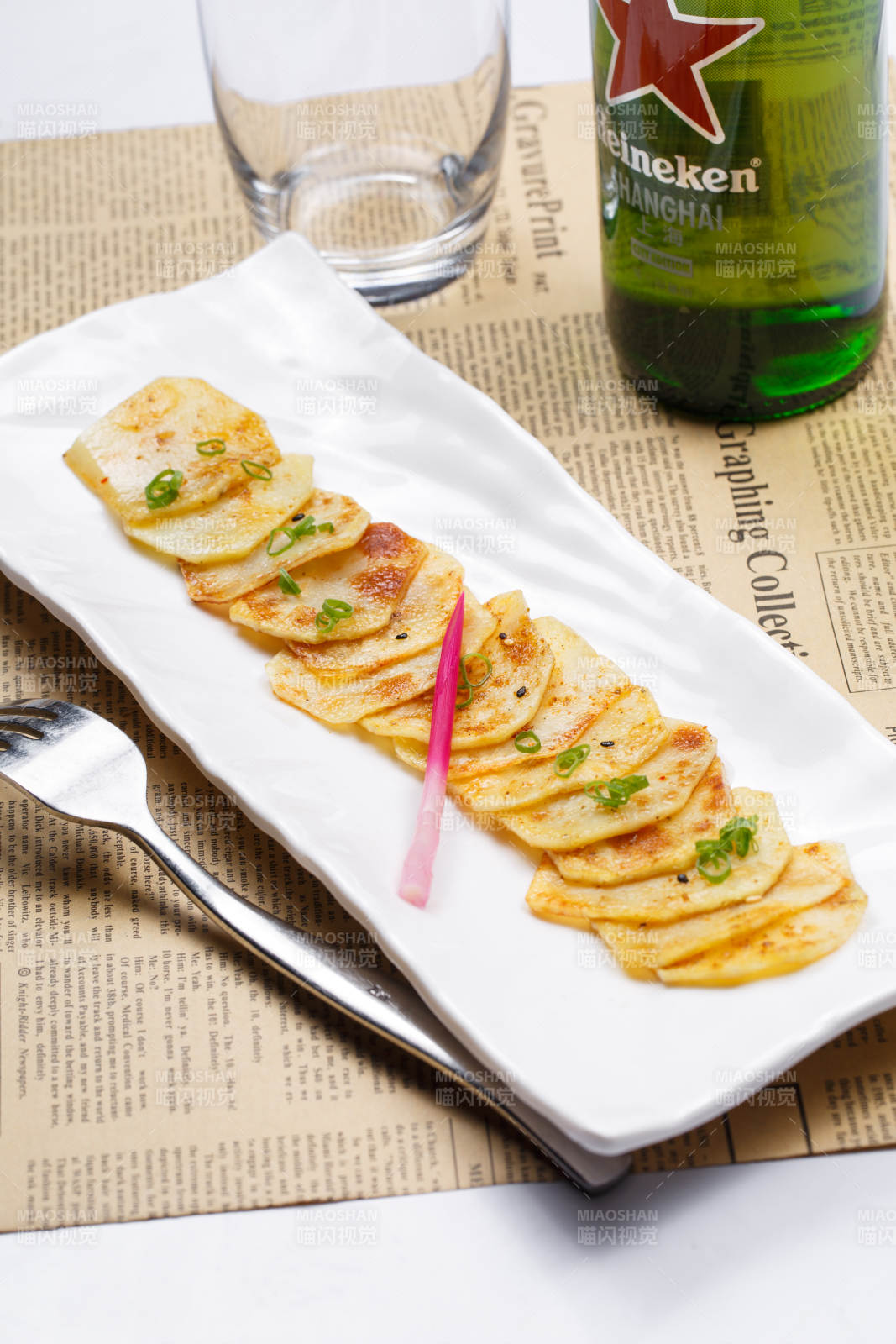 白色瓷盤裝的椒鹽香煎薯片