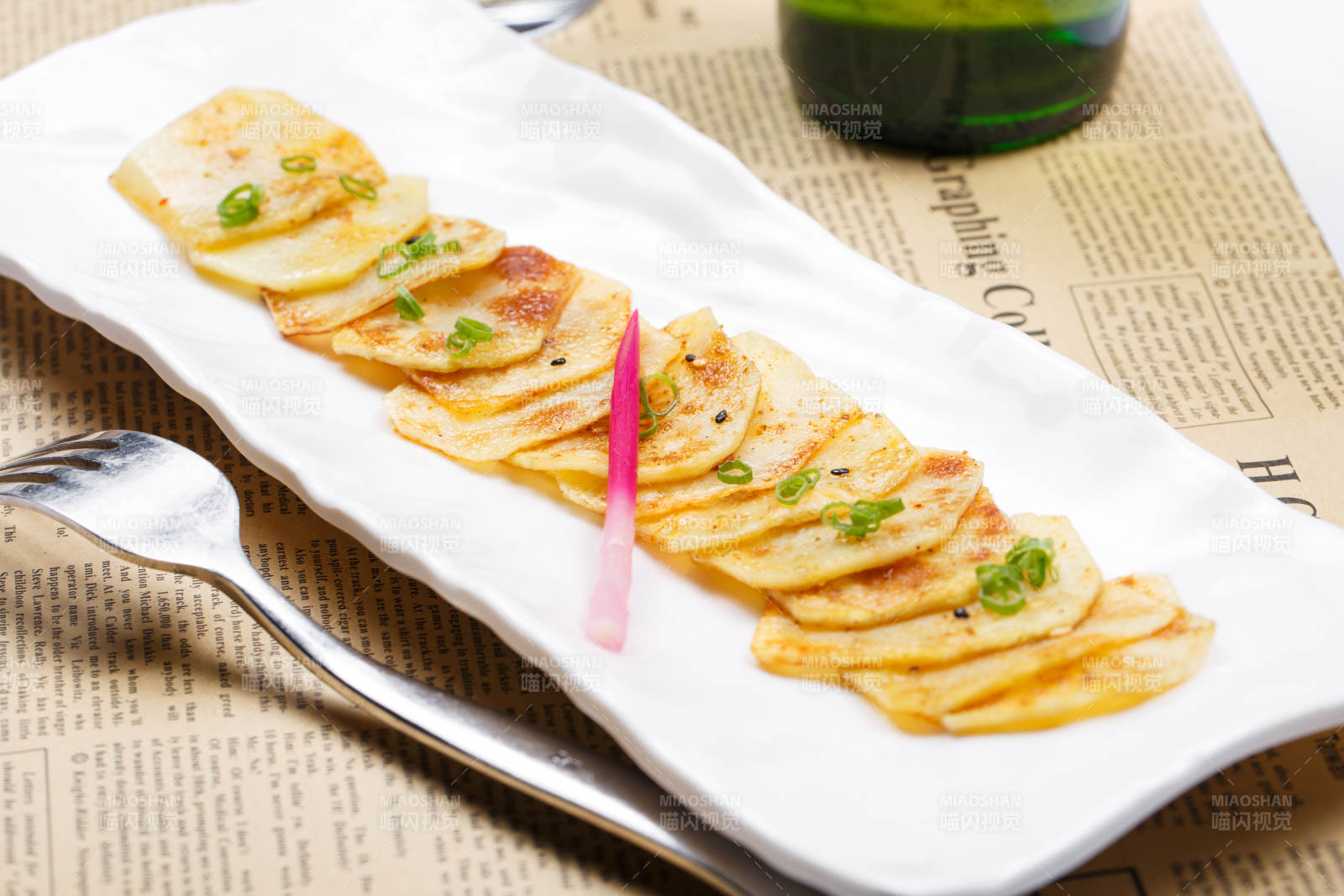 白色瓷盤裝的椒鹽香煎薯片