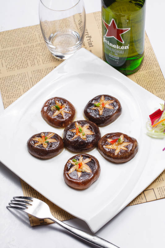 白色瓷盤裝的凡是鐵板花刀香菇