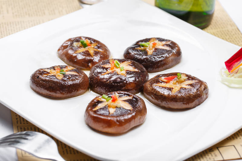 白色瓷盤裝的凡是鐵板花刀香菇