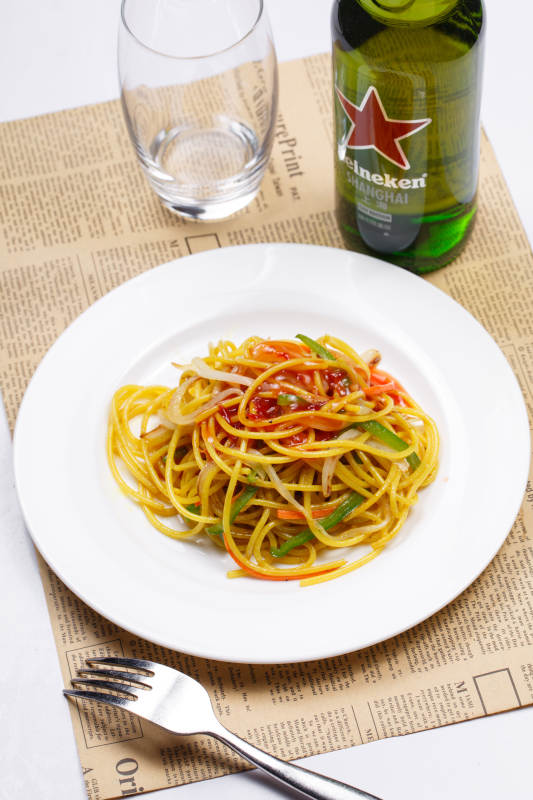 白色瓷盘装的番茄肉酱炒意面