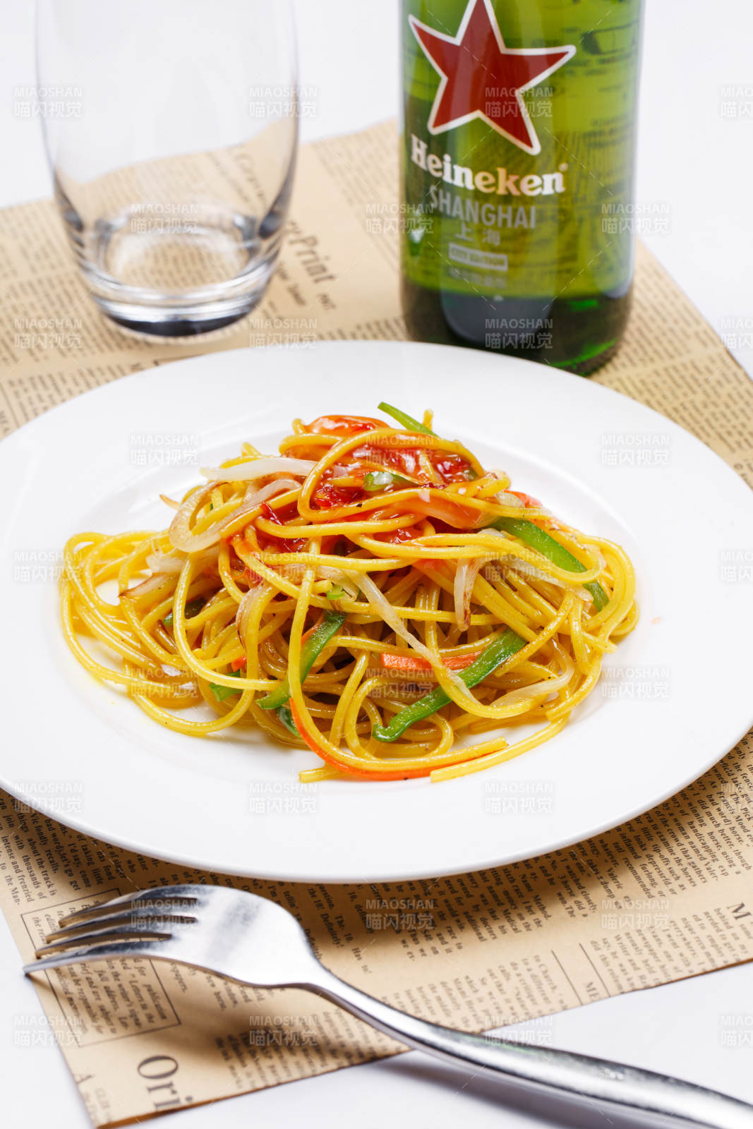 白色瓷盤裝的番茄肉醬炒意面