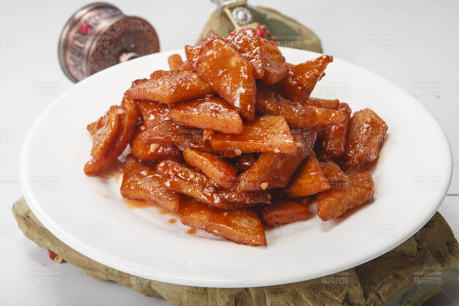 白色圓瓷盤裝的糖醋粉饹馇