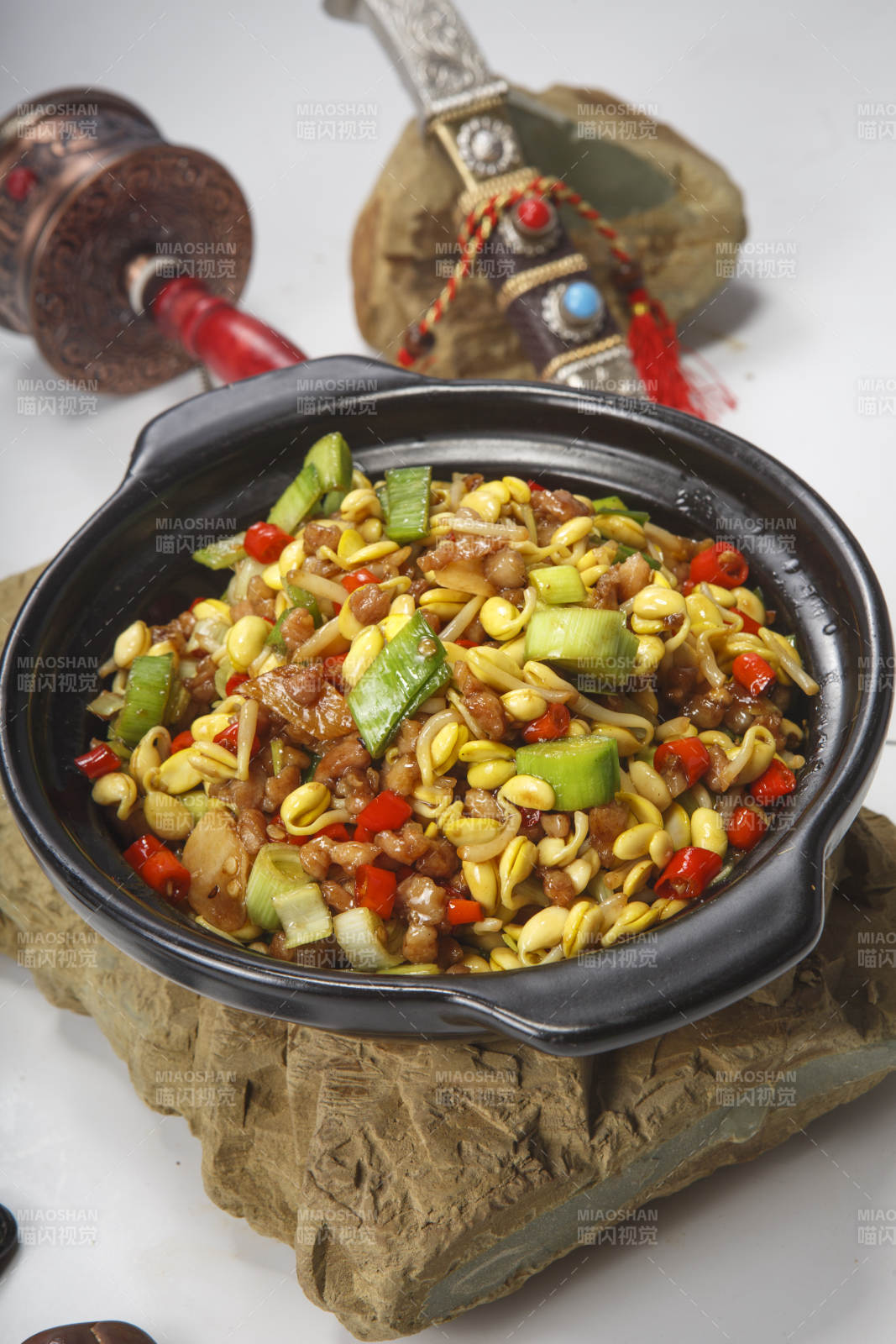 砂锅蒜苗辣煲肉粒黄豆芽