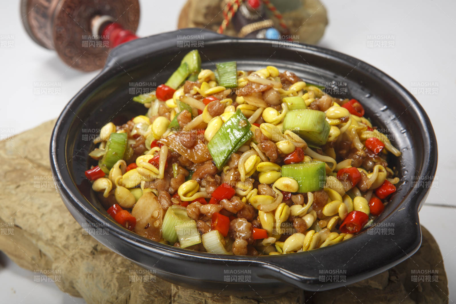 砂锅蒜苗辣煲肉粒黄豆芽