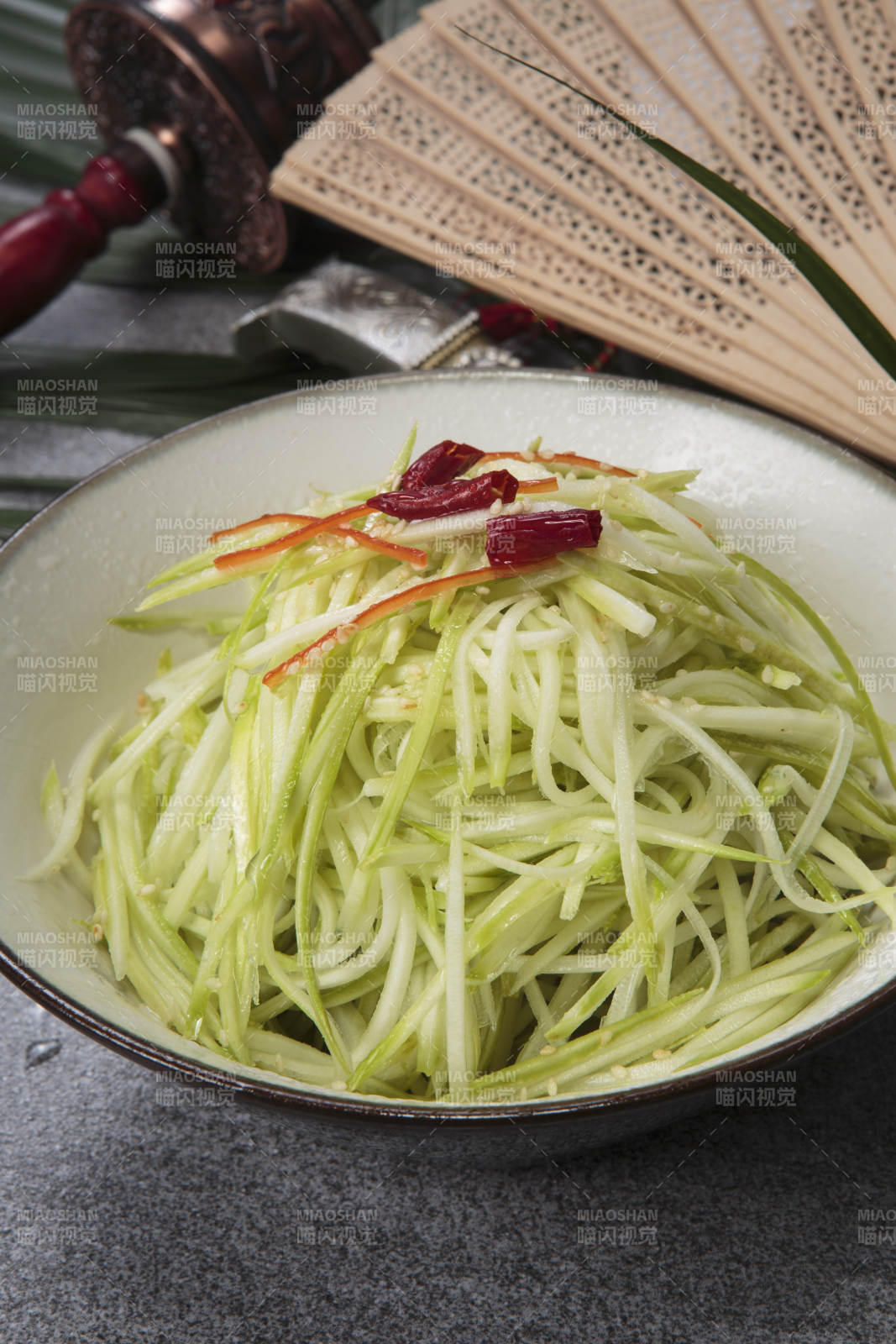 套碗装的炝拌西芹丝