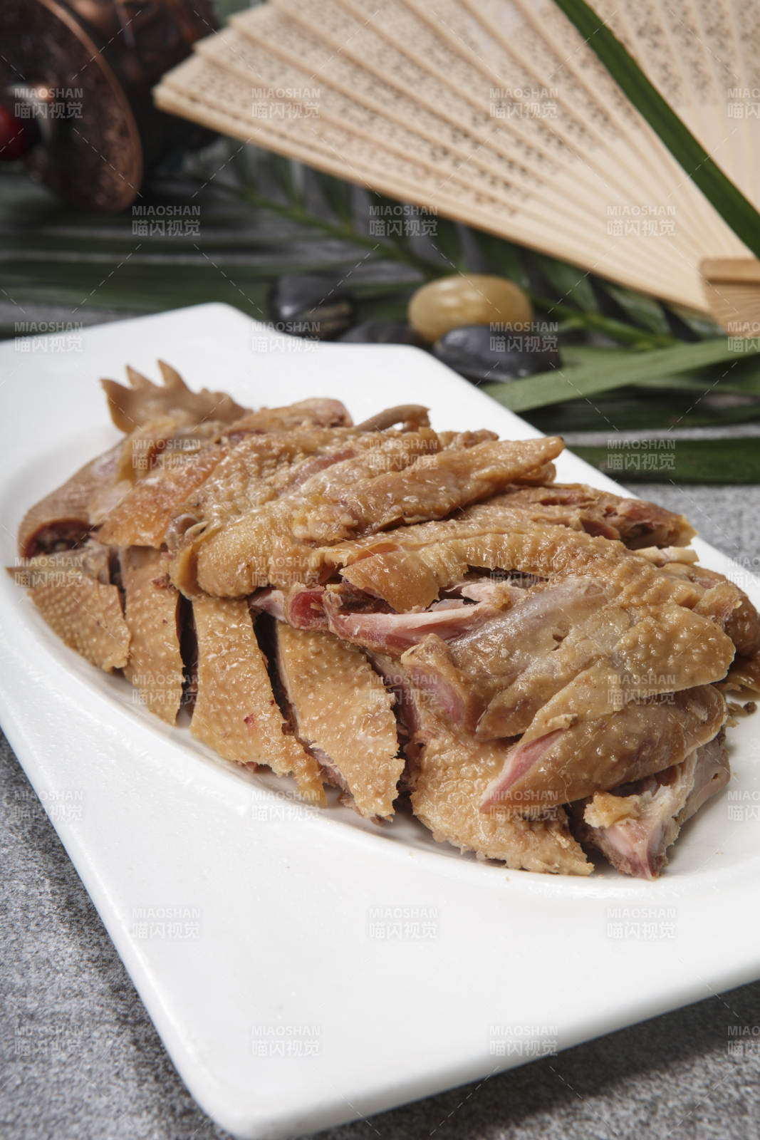 白色瓷盘装的盐水鸡