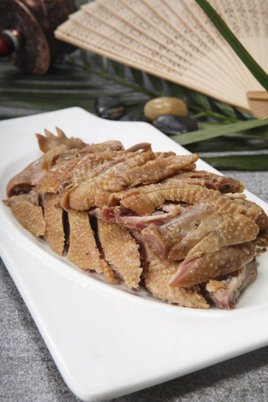 白色瓷盘装的盐水鸡